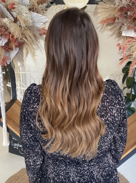 Volleres Haar nach der Tape-Haarverdichtung